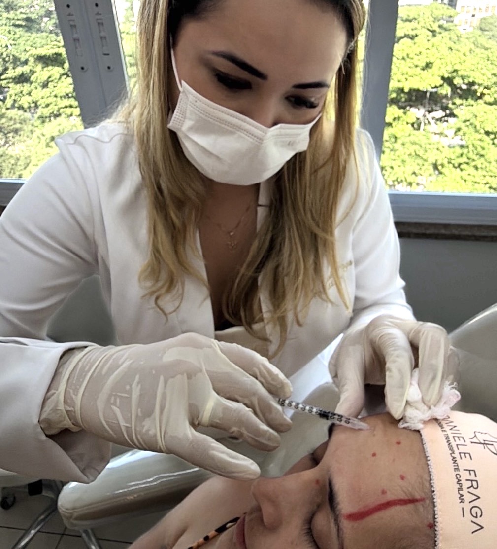 Dra. Daniele Fraga aplicando toxina botulínica na testa de uma paciente