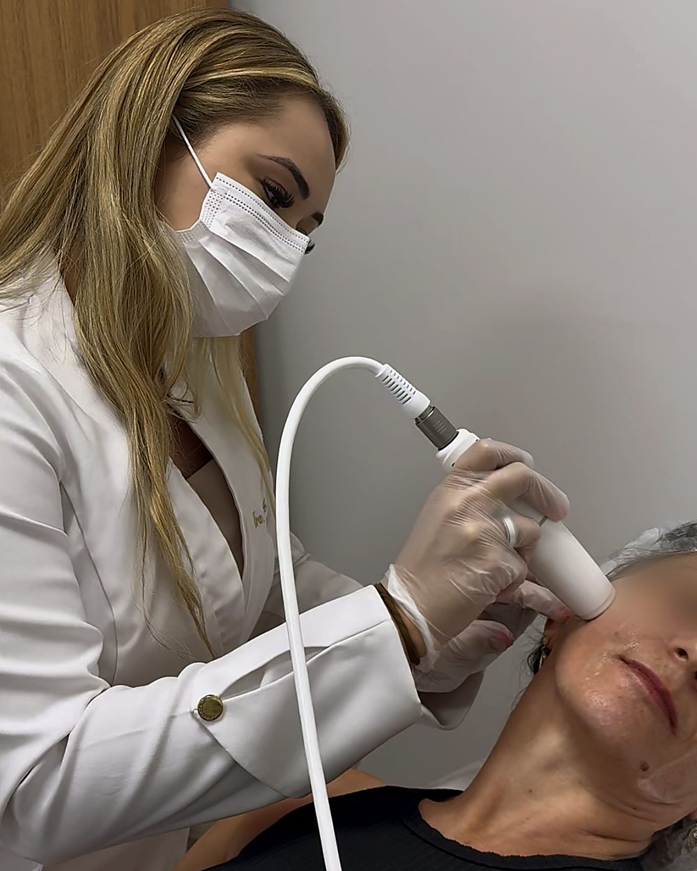 Dra. Daniele Fraga realizando tratamento com ultrassom micro e macrofocado